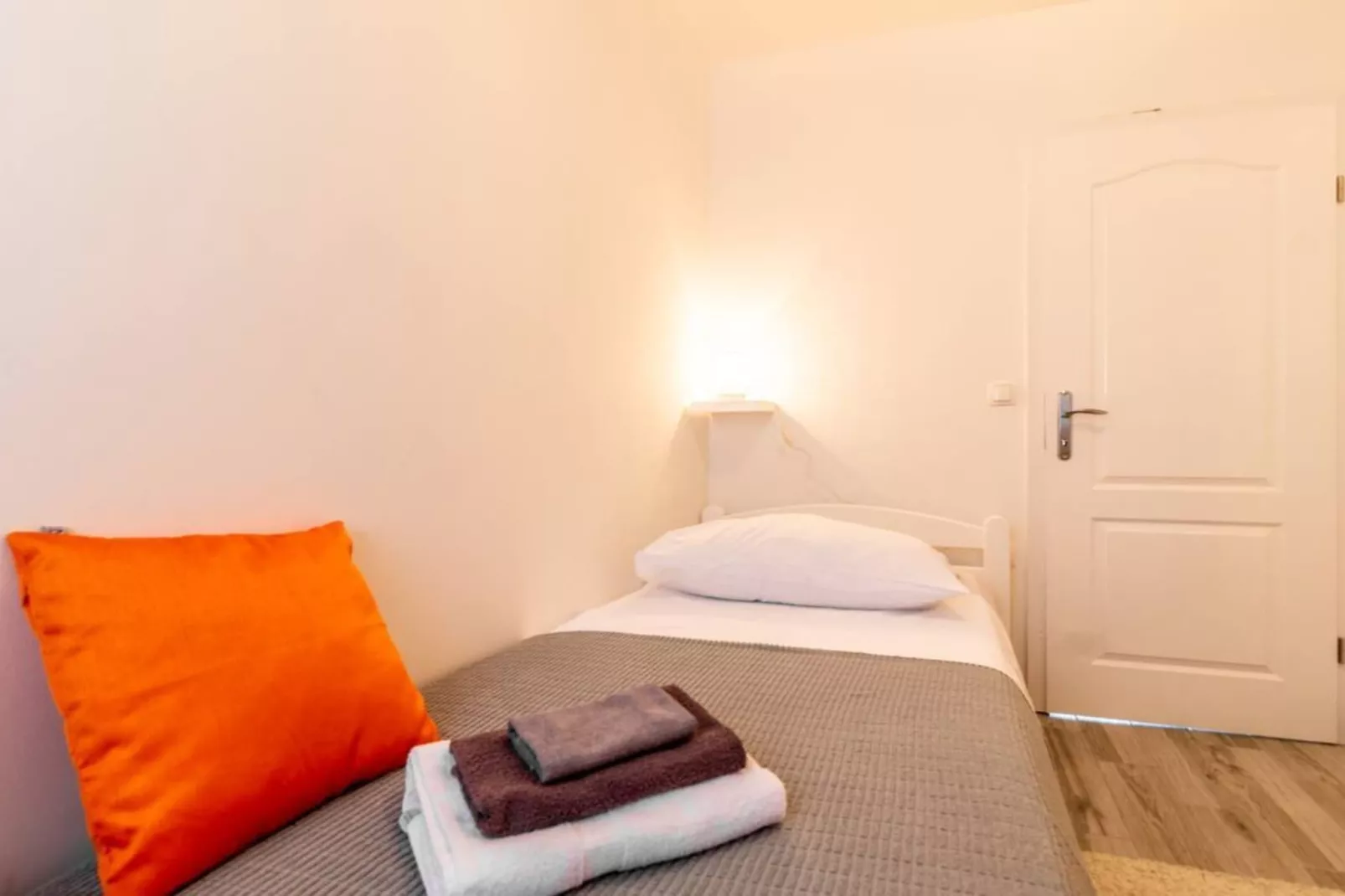 Holiday Home Sunny Side - Six Bedroom Holiday Home-Slaapkamer