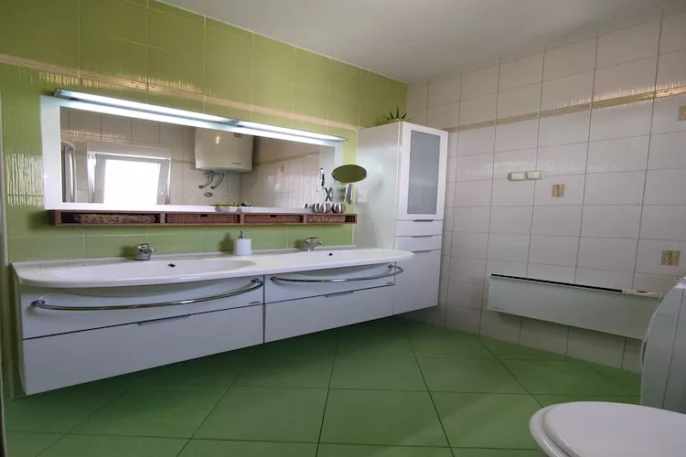Apartment Ana with a partial sea view - Two Bedroom Apartment with Balcony and a Partial Sea View-Badkamer