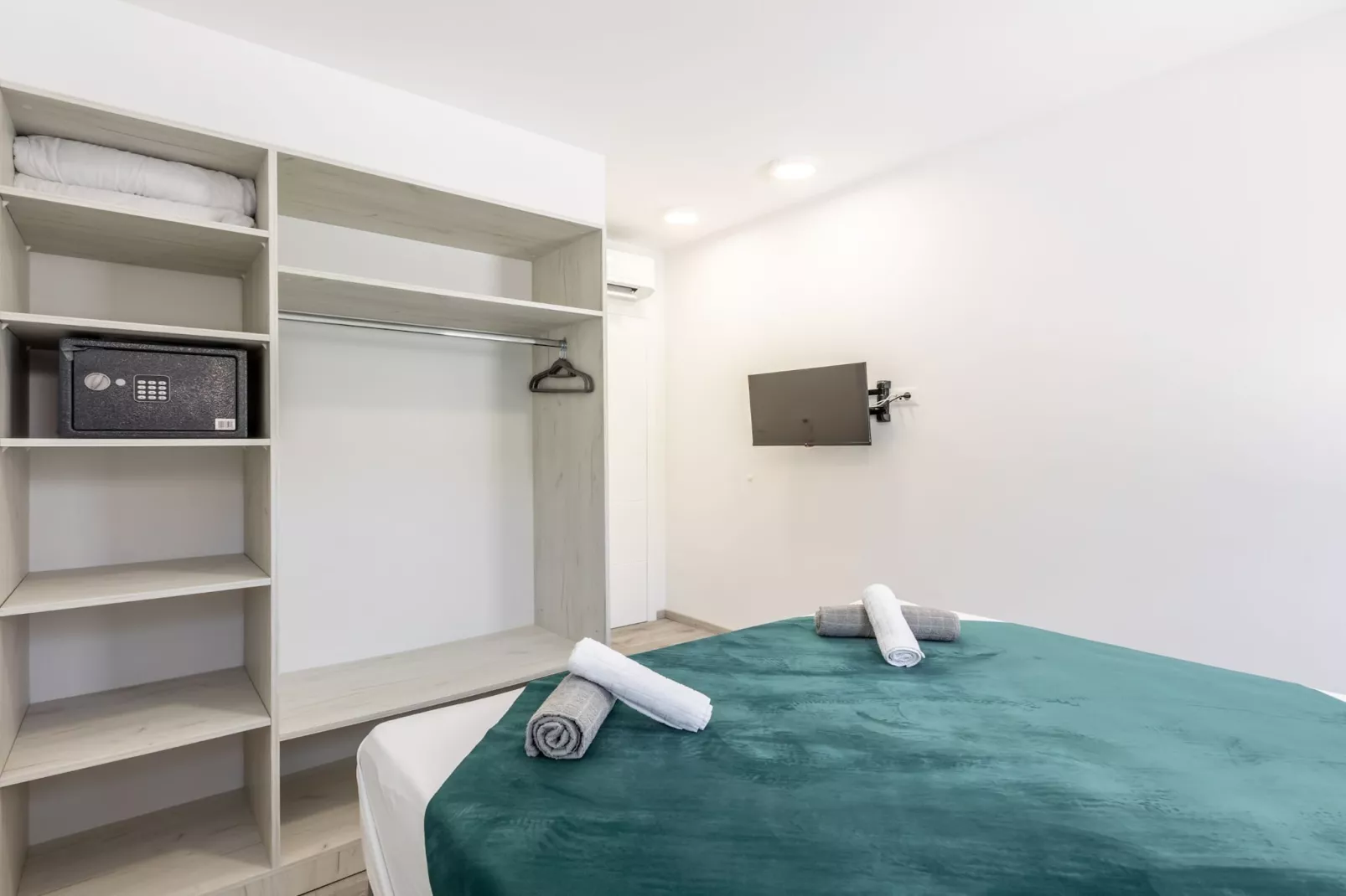 Villa Bonce - Five Bedroom Villa with Private Swimming Pool-Slaapkamer