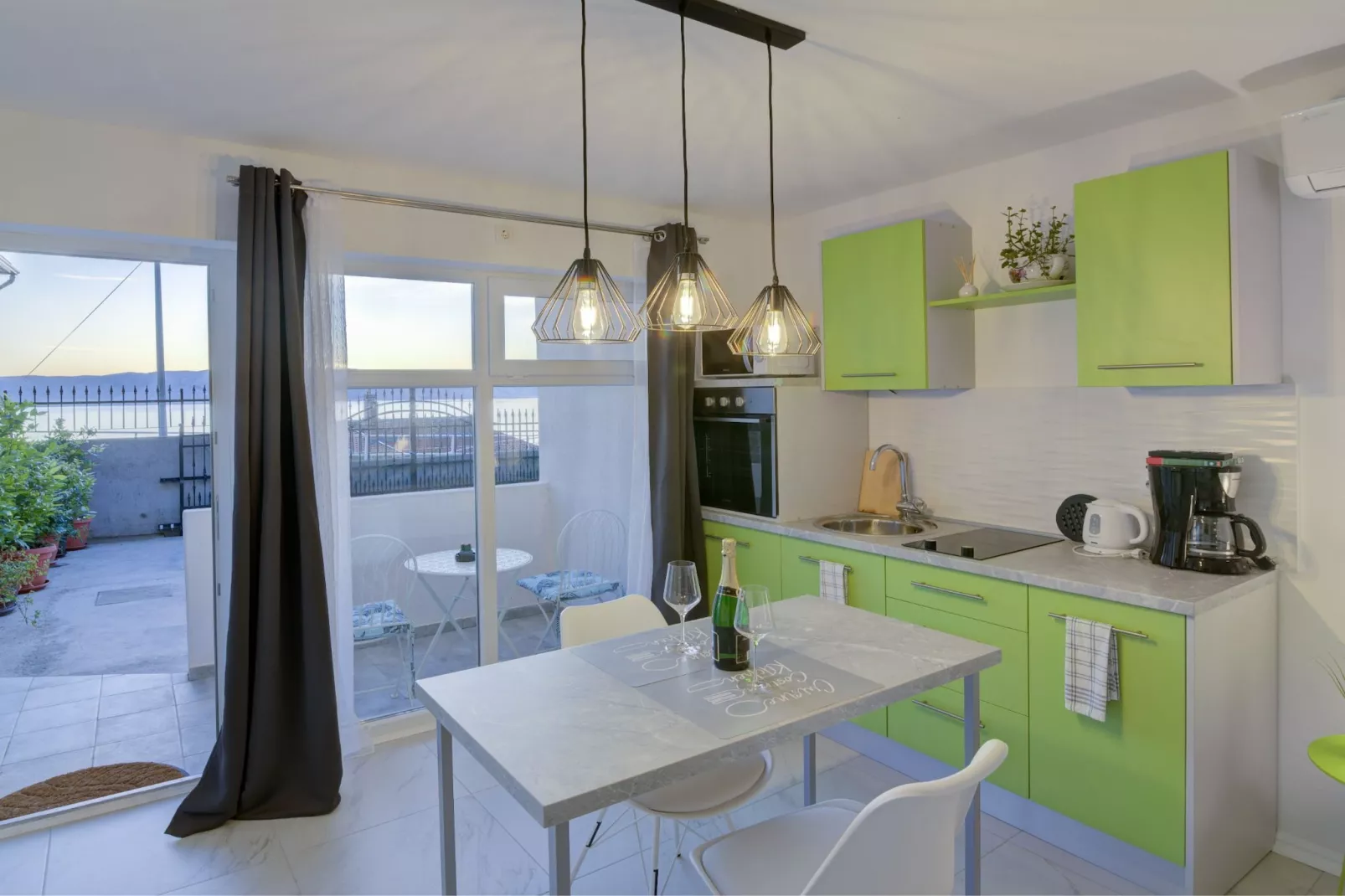 Apartments Luka & Leona - Two Bedroom Apartment with Balcony Luka-Eetkamer