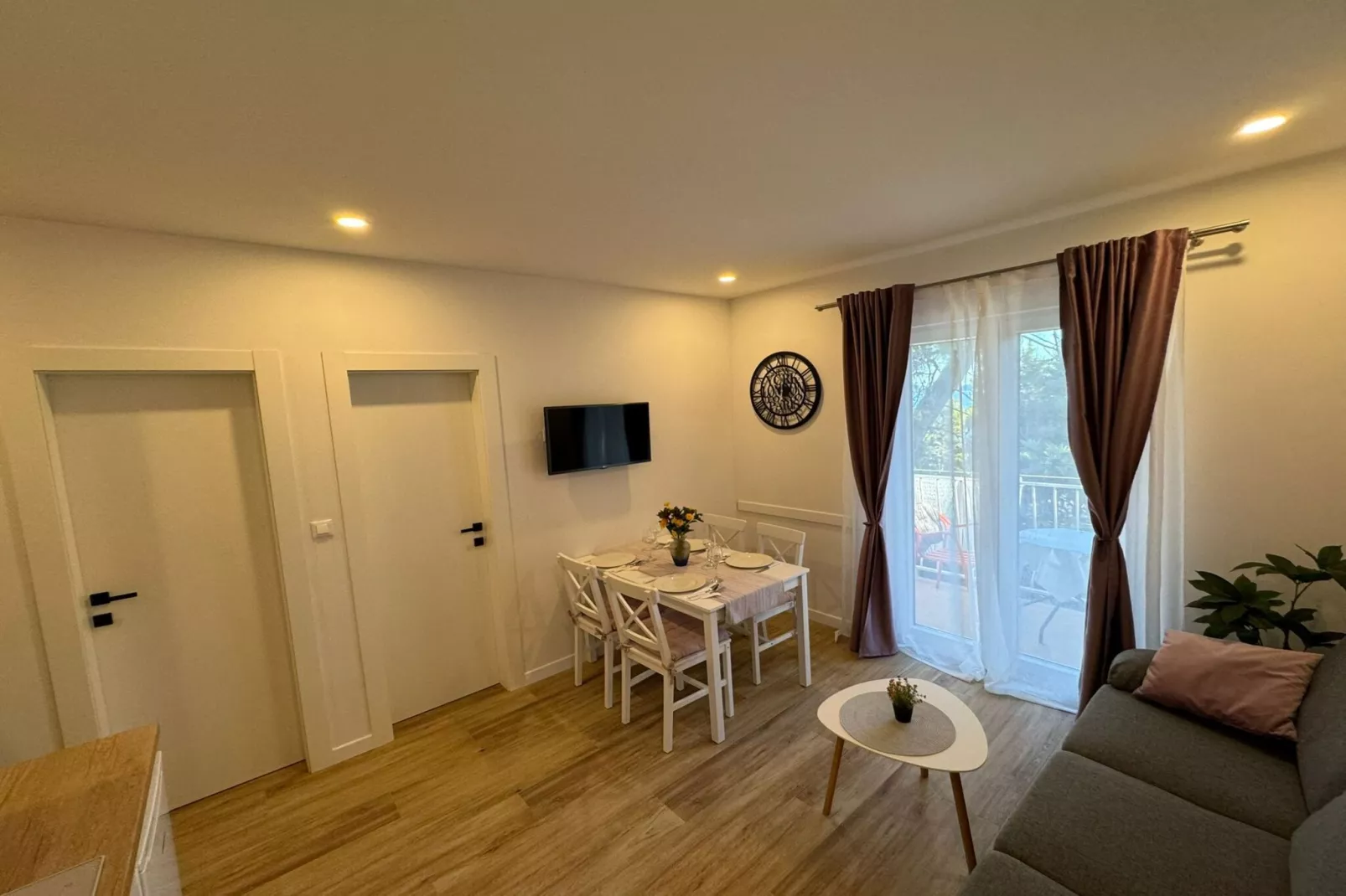 Apartment & Rooms Papa - Two Bedroom Apartment with Balcony and Partial Sea View-Eetkamer