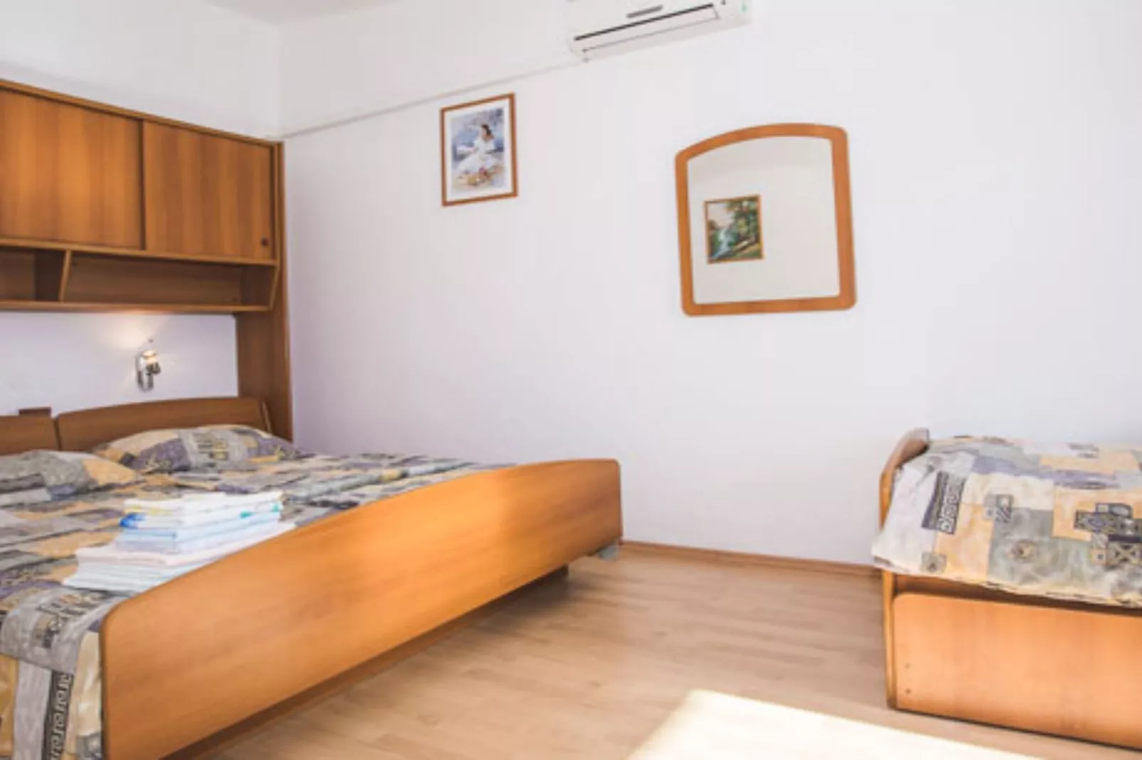 Apartments Jug - Standard Studio Apartment with Balcony and Sea View-Slaapkamer