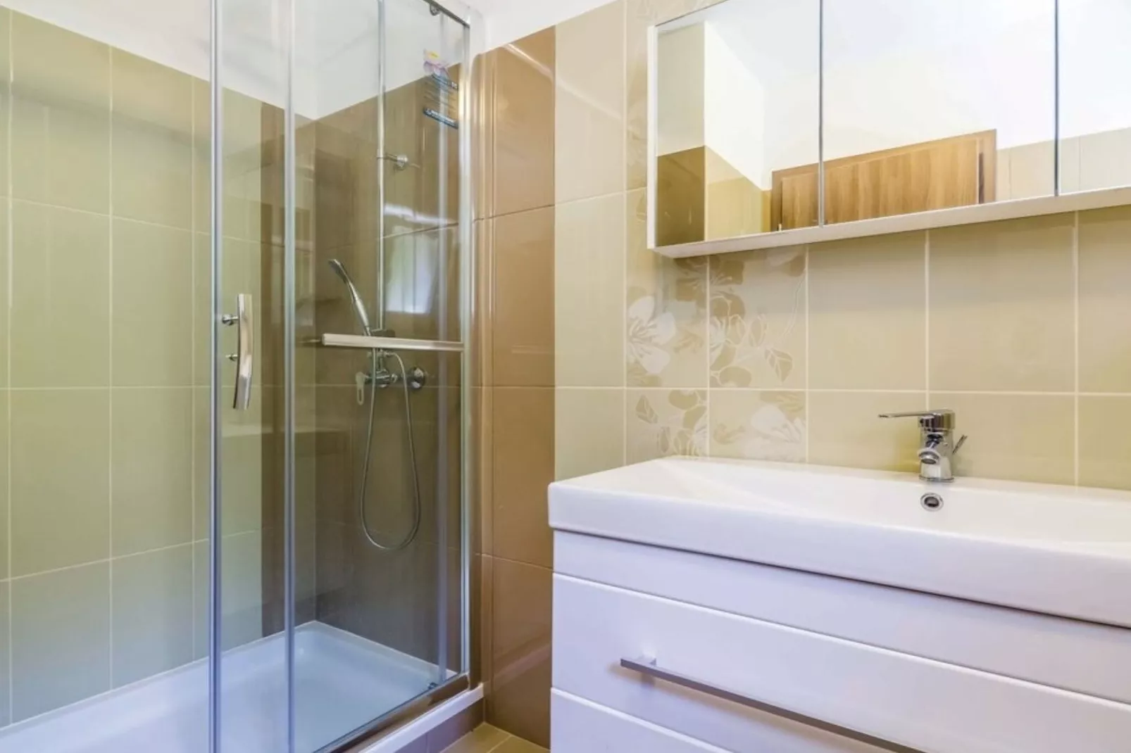 Cozy One Bedroom Apartment with Terrace - One Bedroom Apartment-Badkamer