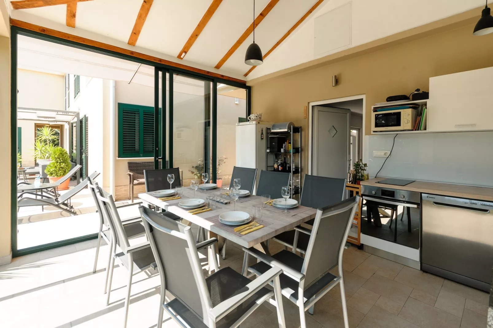 Luxury Villa with Heated Pool, Terrace, and Outdoor Amenities for Relaxation - Five Bedroom Villa-Eetkamer