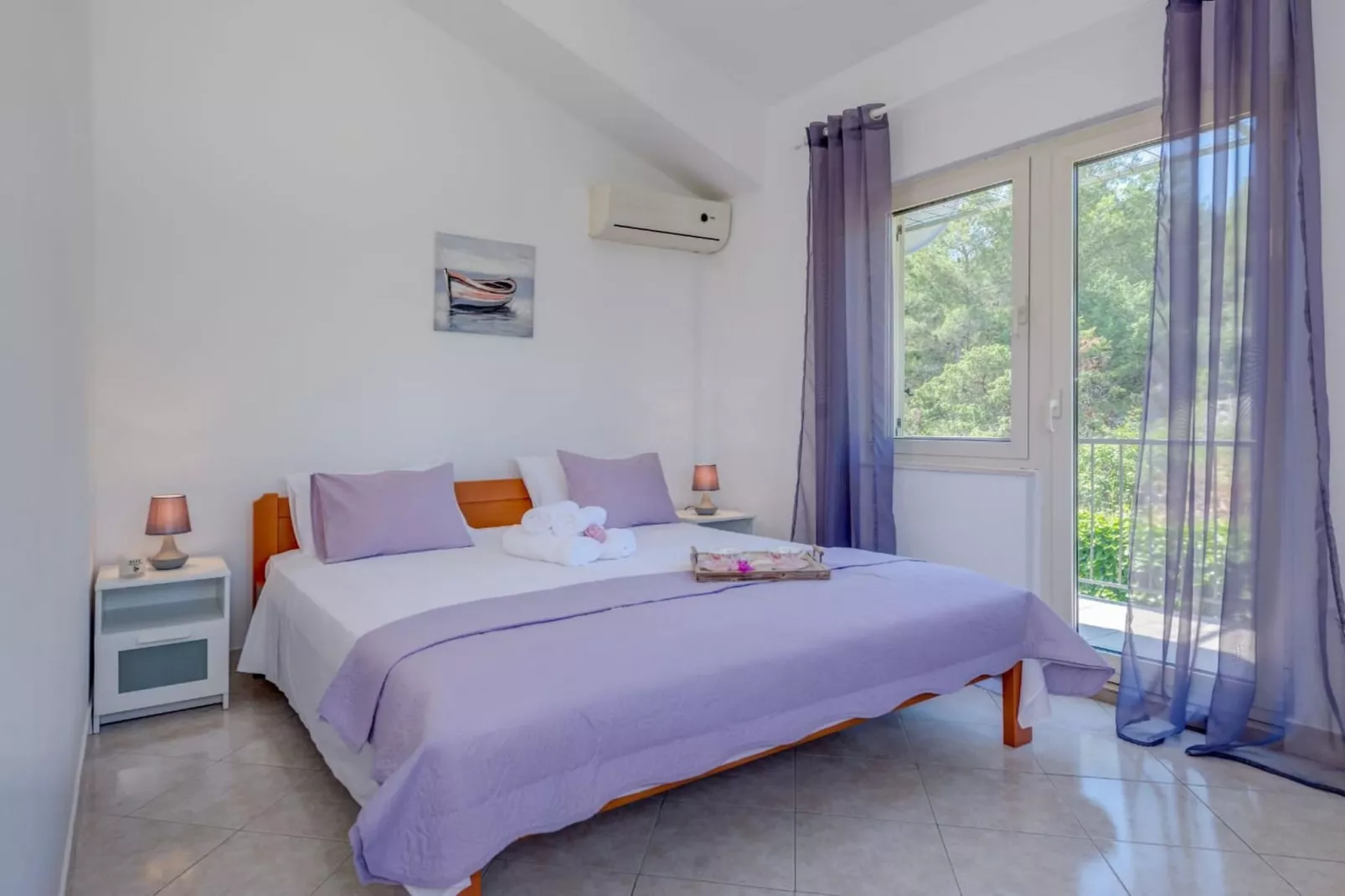 Seaside Getaway Holiday Home with Patio Slatine - Three Bedroom Holiday Home-Slaapkamer