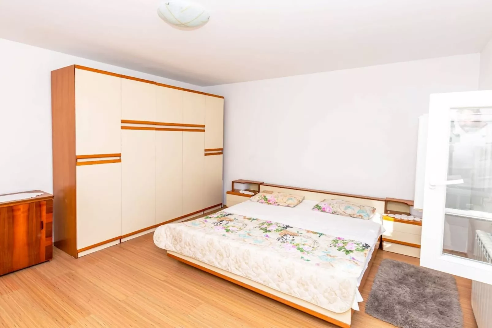 Sunny and Sleek Apartment Kastel Novi with Terrace - Three Bedroom Apartment with Terrace-Slaapkamer