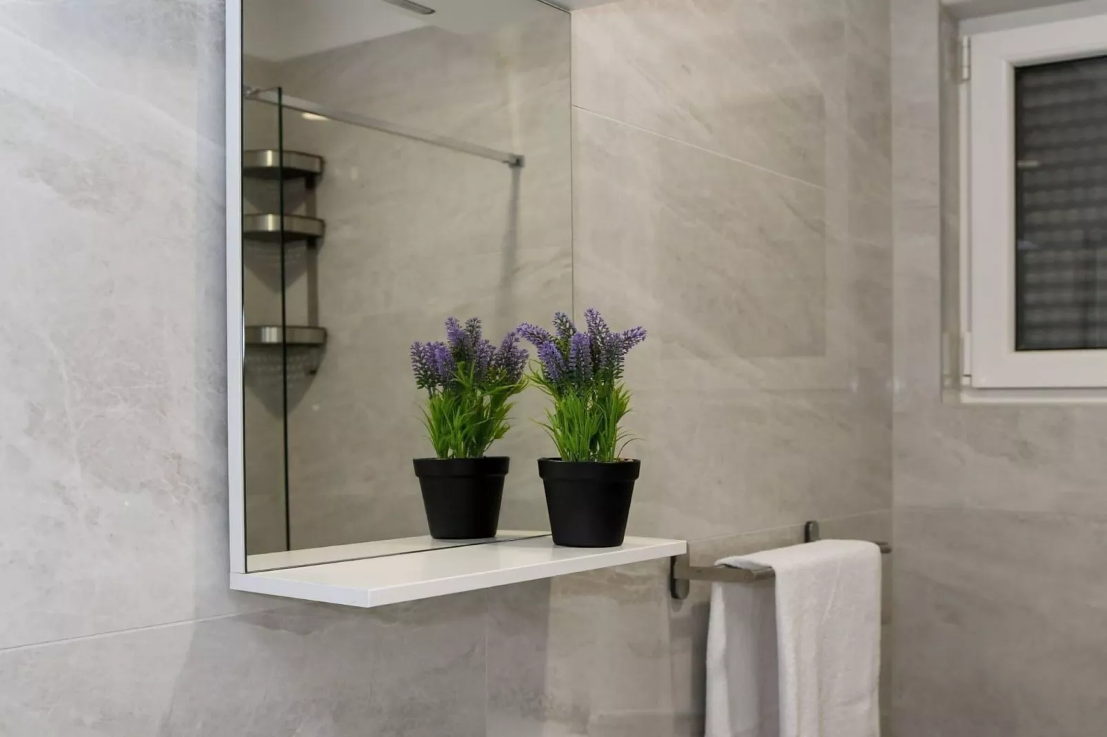 Stylish Okrug Gornji Apartment with Terrace and Patio - Two Bedroom Apartment with Terrace-Badkamer