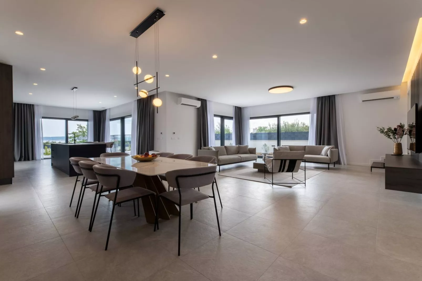Moonlit Mirage Villa with Pool, Gym and Sauna - Five Bedroom Villa with Pool-Eetkamer