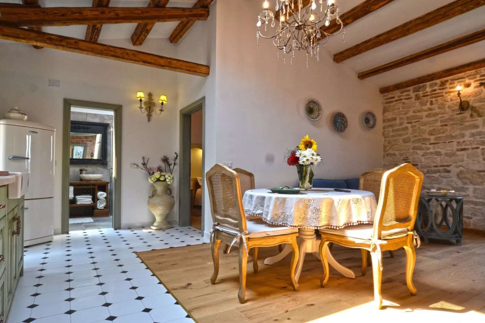 Serene Sea View Rovinj Apartment - Two Bedroom Apartment with Sea View-Eetkamer