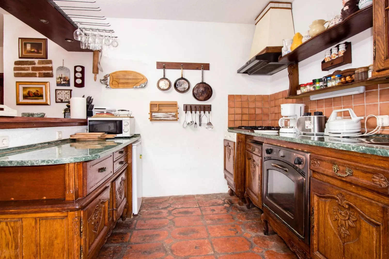 Authentic Dalmatian Hillside Escape with Pool, Sauna & BBQ - Seven Bedroom Holiday Home-Keuken