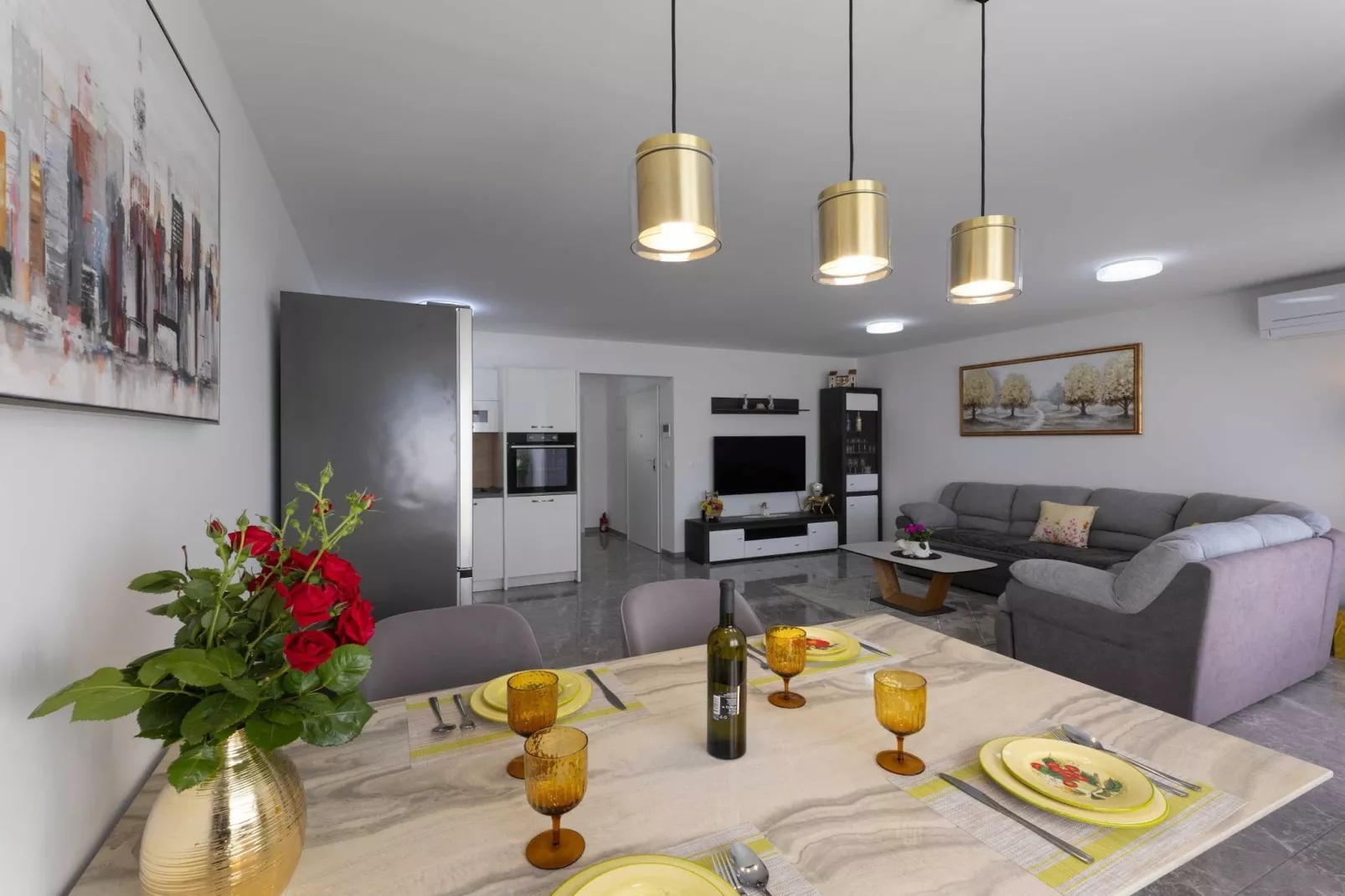 Kastel Stari Sunny Downtown Apartment with Terrace - One Bedroom Apartment with Terrace-Eetkamer