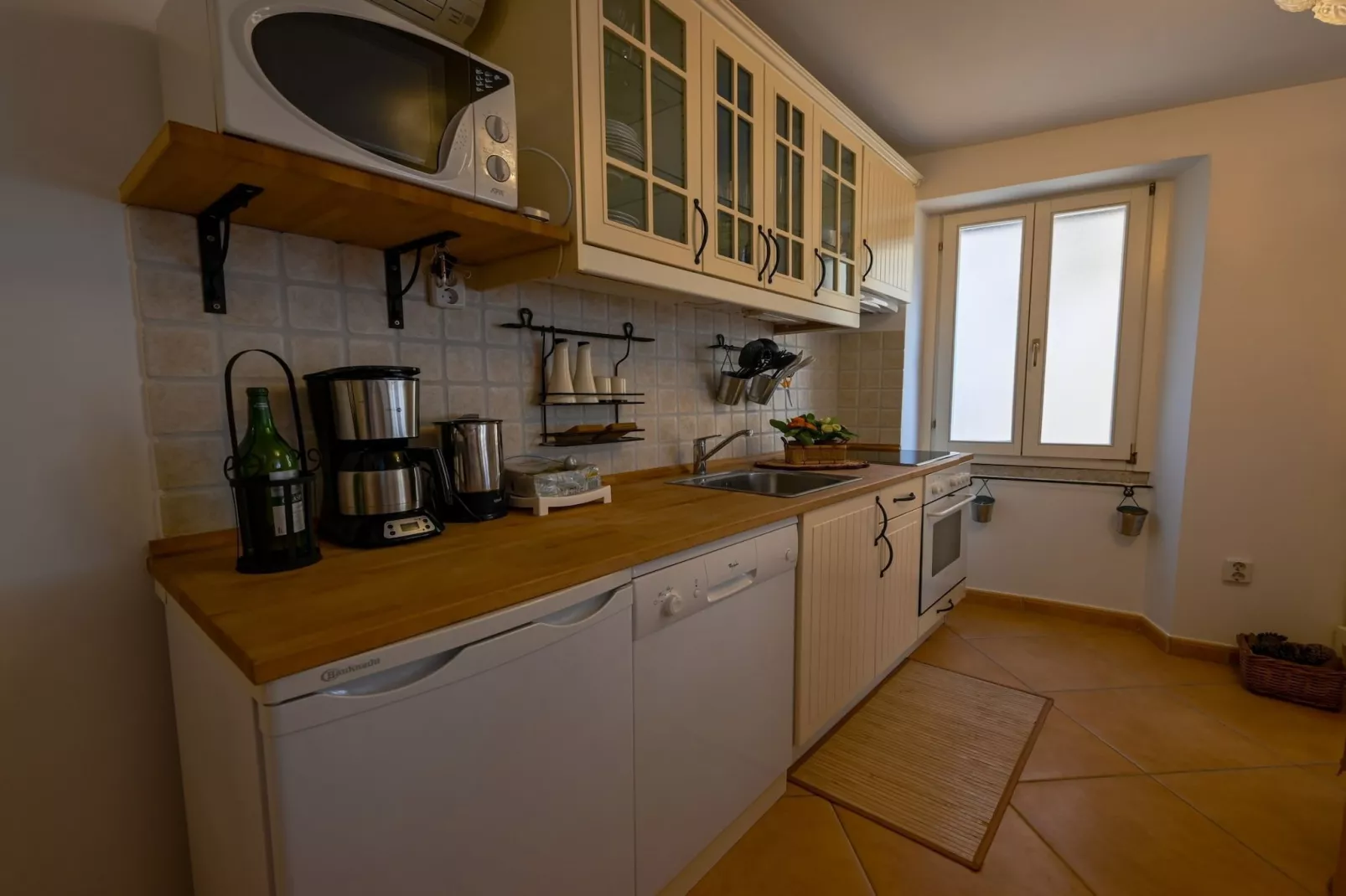 Sleek and Trendy Downtown Apartment - One Bedroom Apartment-Keuken