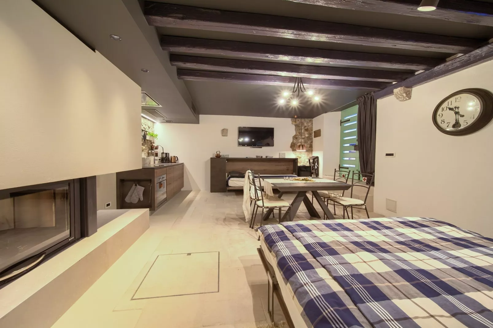 Vibrant and Elegant Downtown Krk Apartments - Studio Apartment (owner 1)-Slaapkamer
