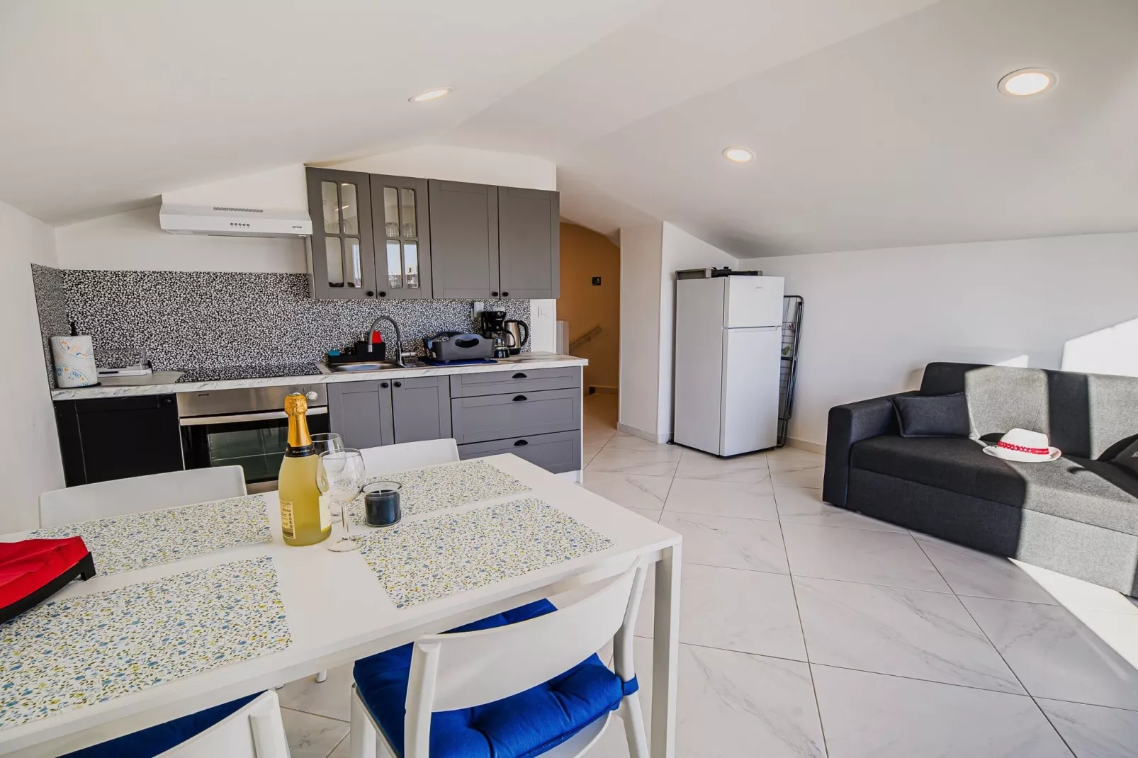Sleek and Stylish Umag Apartments with Sea View - Two Bedroom Apartment with Terrace (owner 2)-Keuken