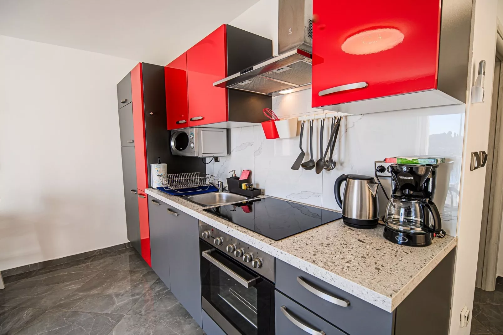 Sleek and Stylish Umag Apartments with Sea View - Two Bedroom Apartment with Balcony-Keuken
