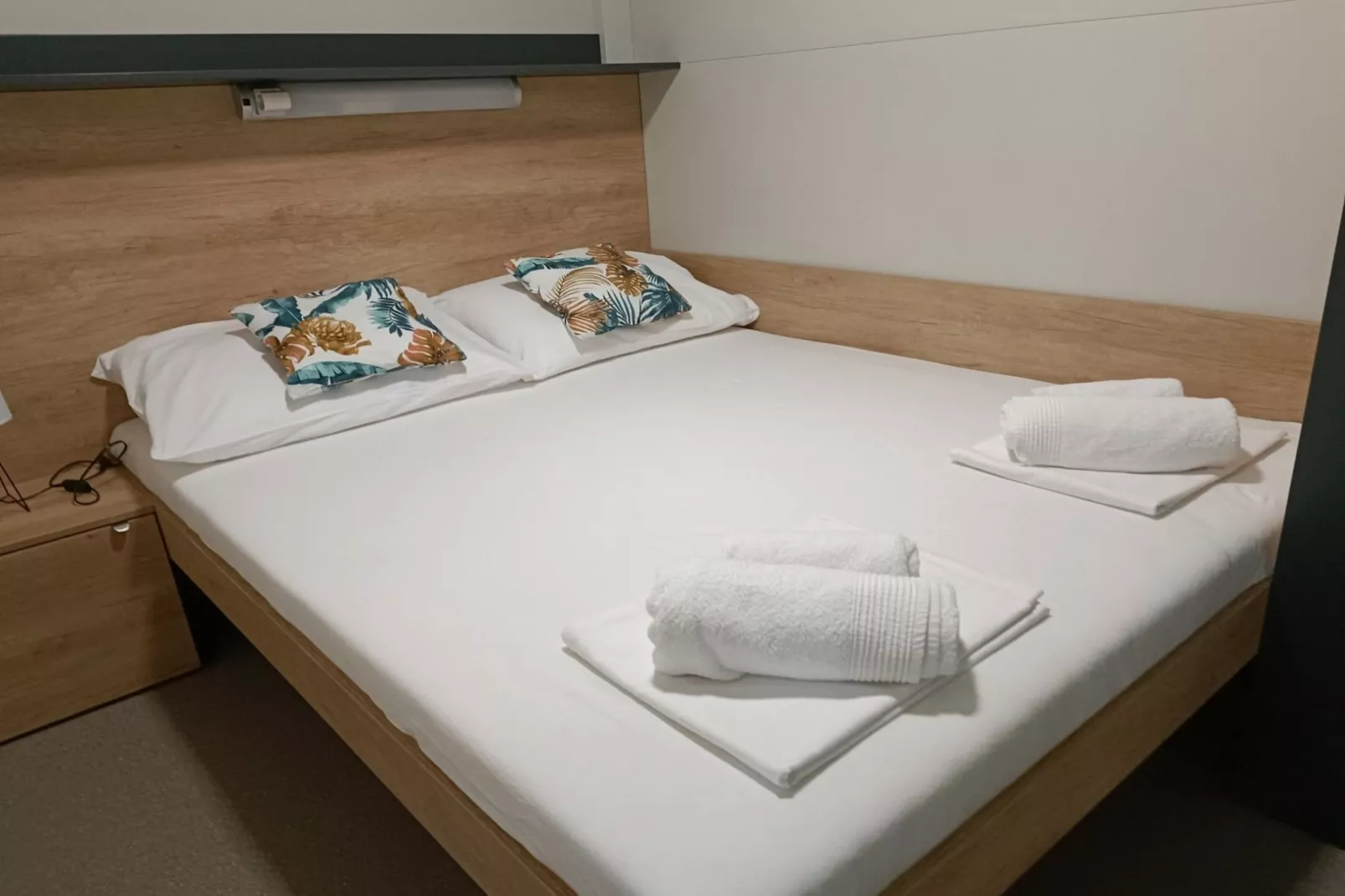 Comfort Two Bedroom Mobile Homes Pirovac - Classic Two Bedroom Mobile Home with Sea View and Terrace-Slaapkamer
