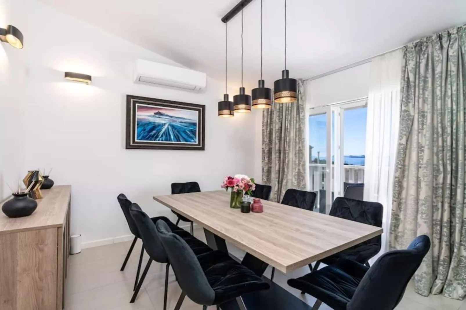 Friends & Family Home - Four Bedrooms Apartment-Eetkamer