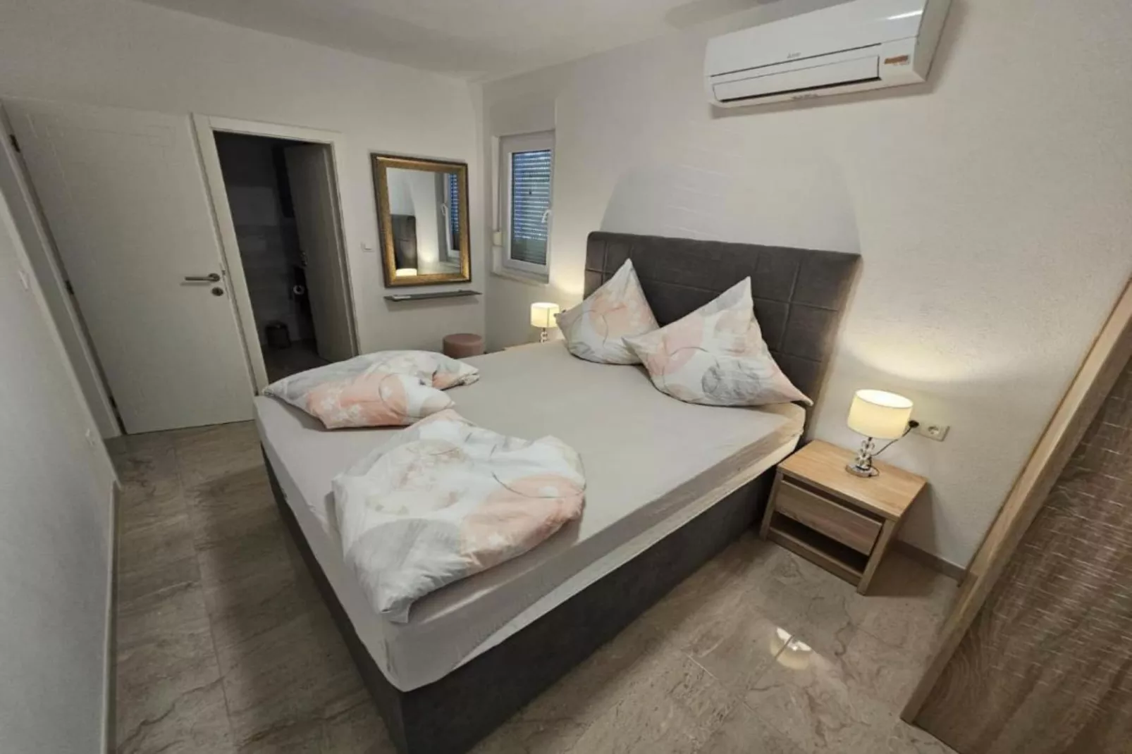 Spacious Villa With Outdoor Swimming Pool in Trogir - Three Bedroom Apartment-Slaapkamer