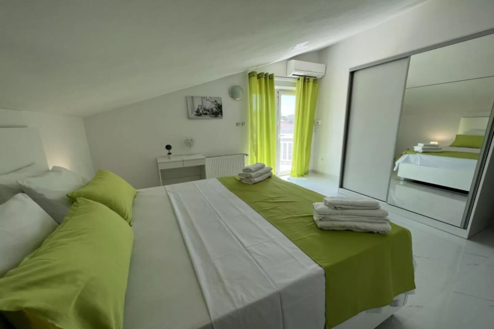 Villa Tomi - Double Room With Sea View (3)-Slaapkamer