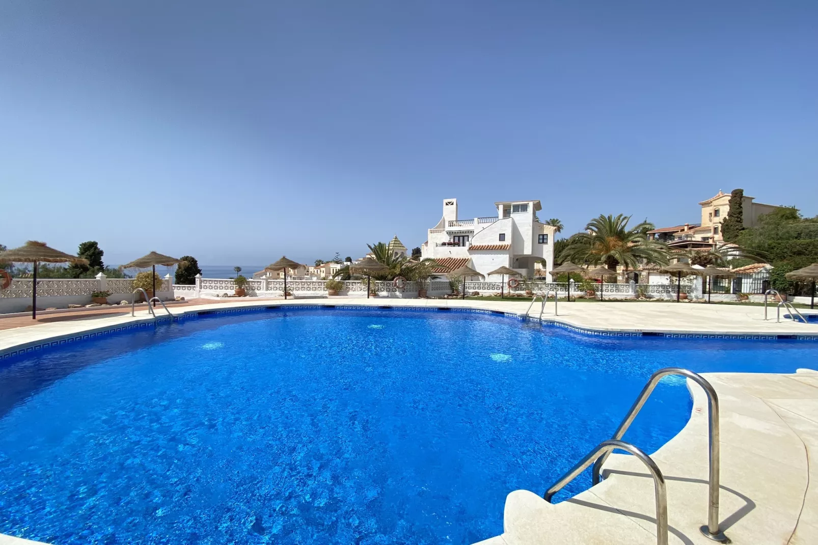 Capistrano Playa 206 by Casasol-Zwembad