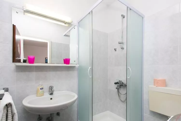 Guest House Zec -  Double or Twin Room with Balcony and Sea View-2-Badkamer