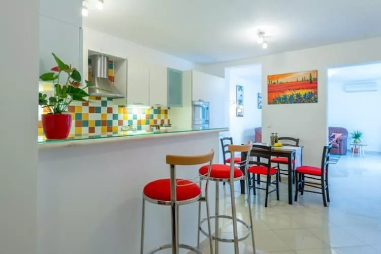 Feel Good Apartment - Two-Bedroom Apartment with Terrace and Garden View-Keuken