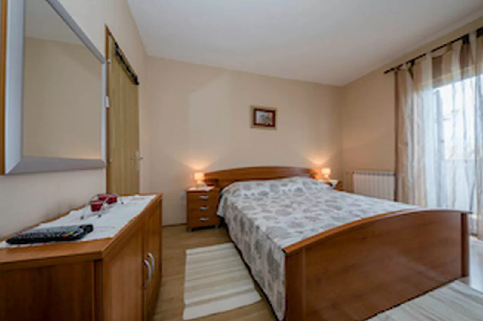 Apartments & Rooms Green Bay - Double Room with Balcony and Sea View (Room 3)-Slaapkamer