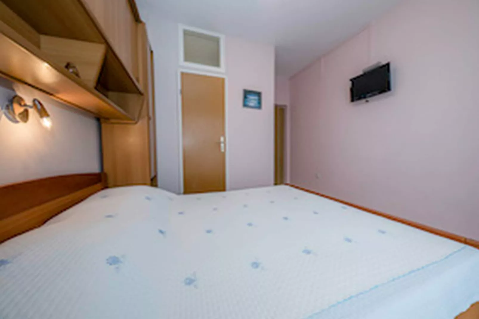 Apartments & Rooms Green Bay - Double Room with Balcony and Sea View (Room 1)-Slaapkamer