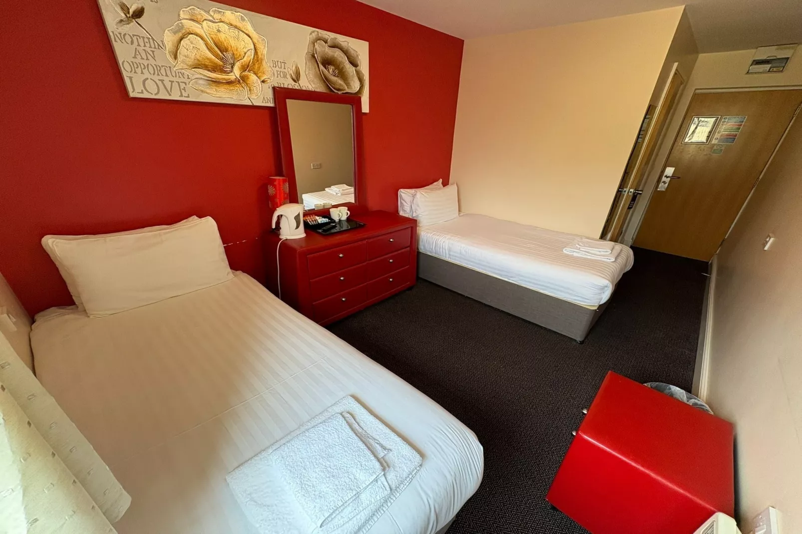 GO2 Gloucester Hotel by OYO  Twin Room-Slaapkamer