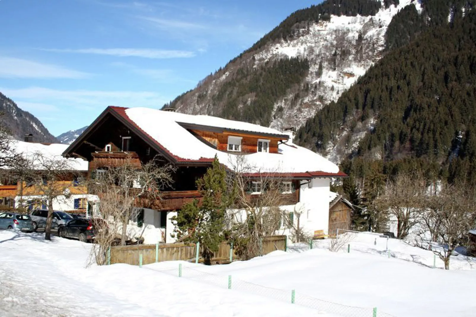 Haus Lukan Groß-Exterieur winter