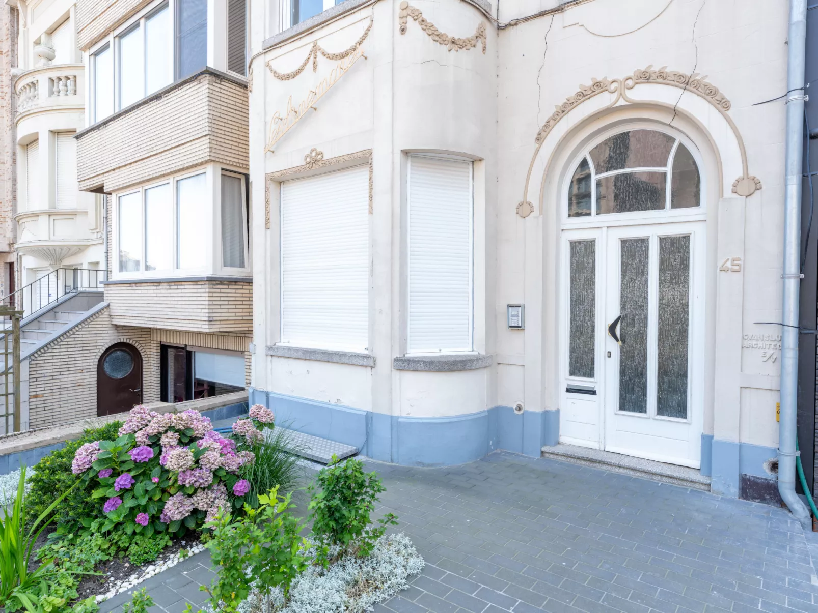 Centrally located "Les Anemones"-Buiten