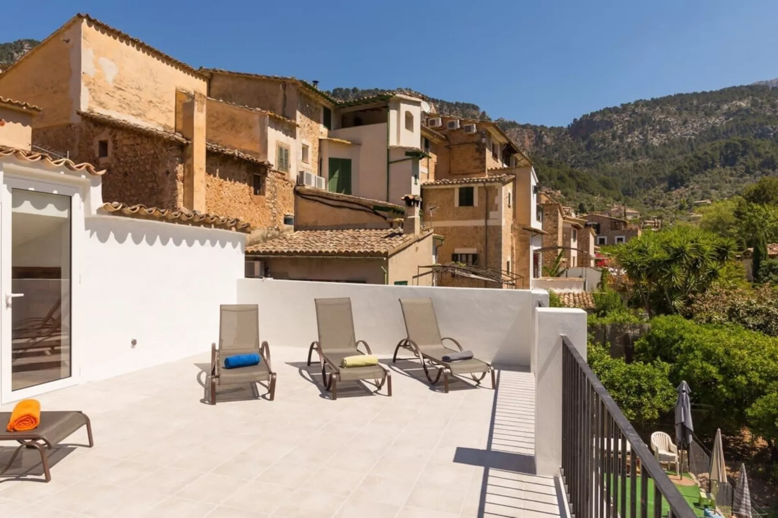 Town House Alba in93-Buitenkant zomer