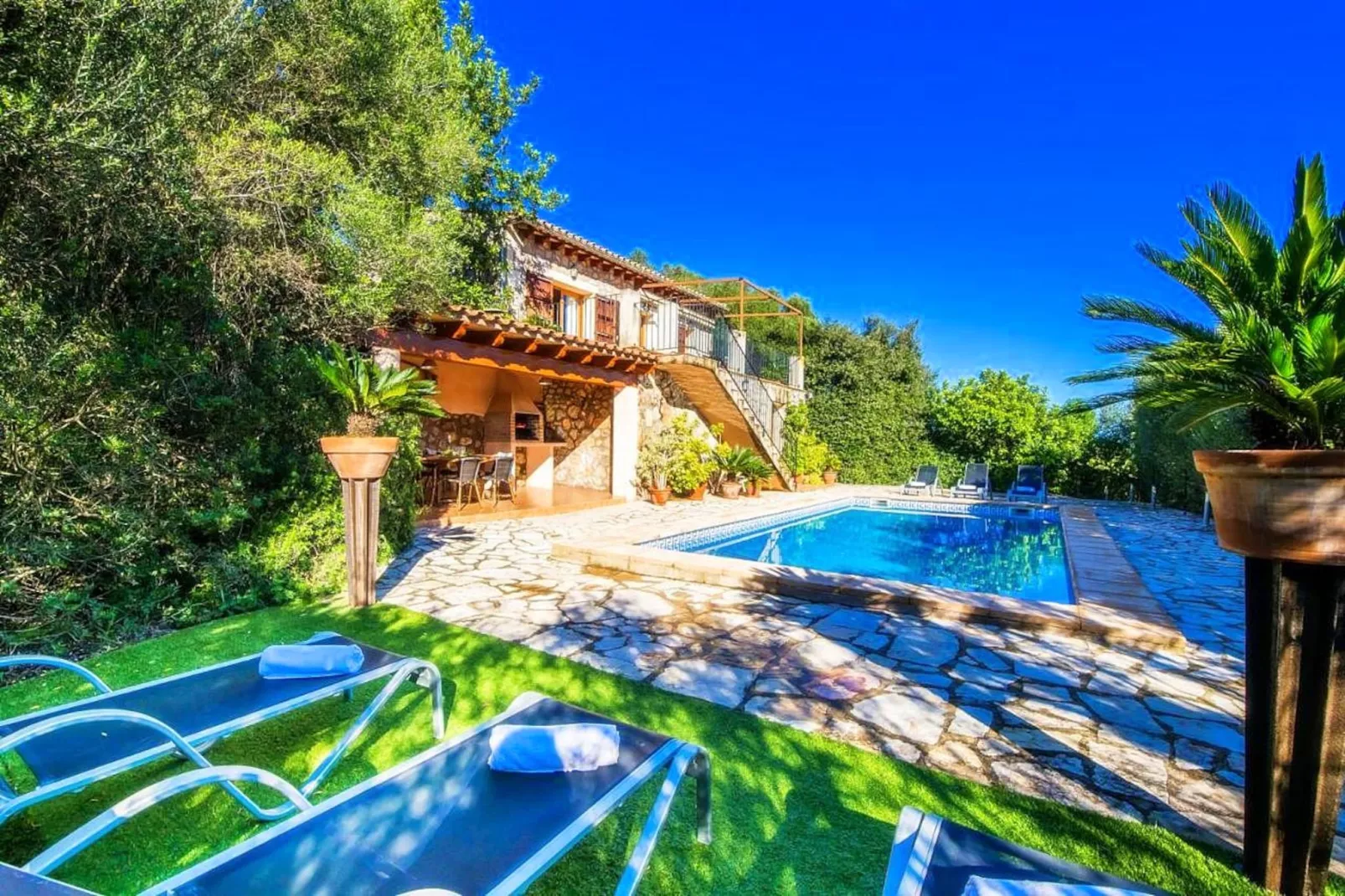 Finca Es Puchet in B-Buitenkant zomer