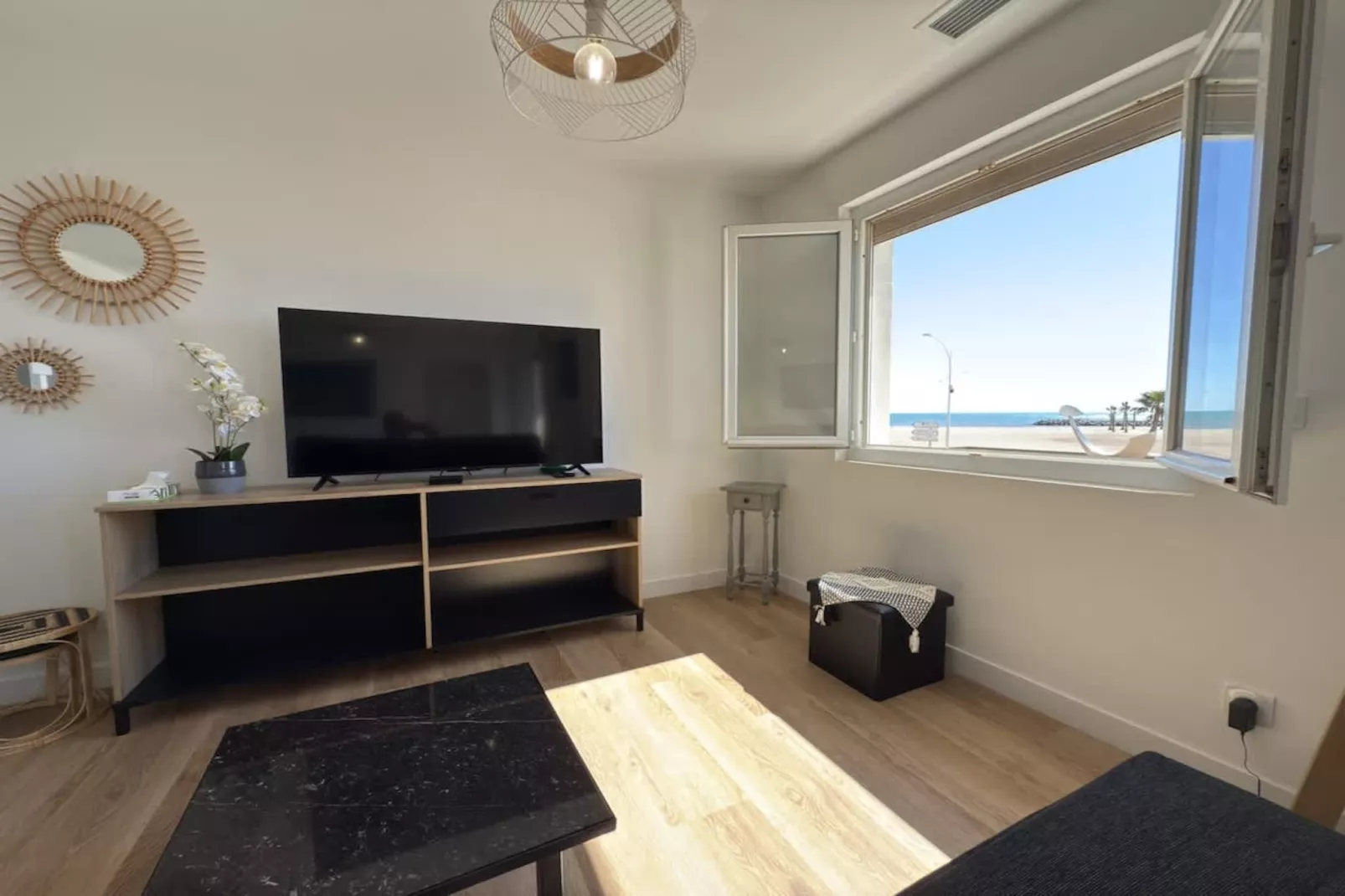 24 Balcon sur la Méd-Woonkamer