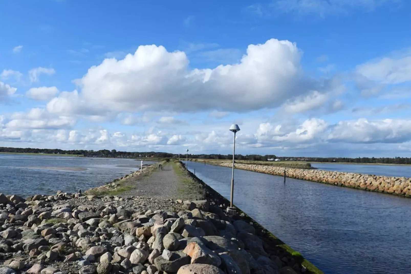 Lichte kustschuilplaats in LyngsAY-By Traum-Waterzicht