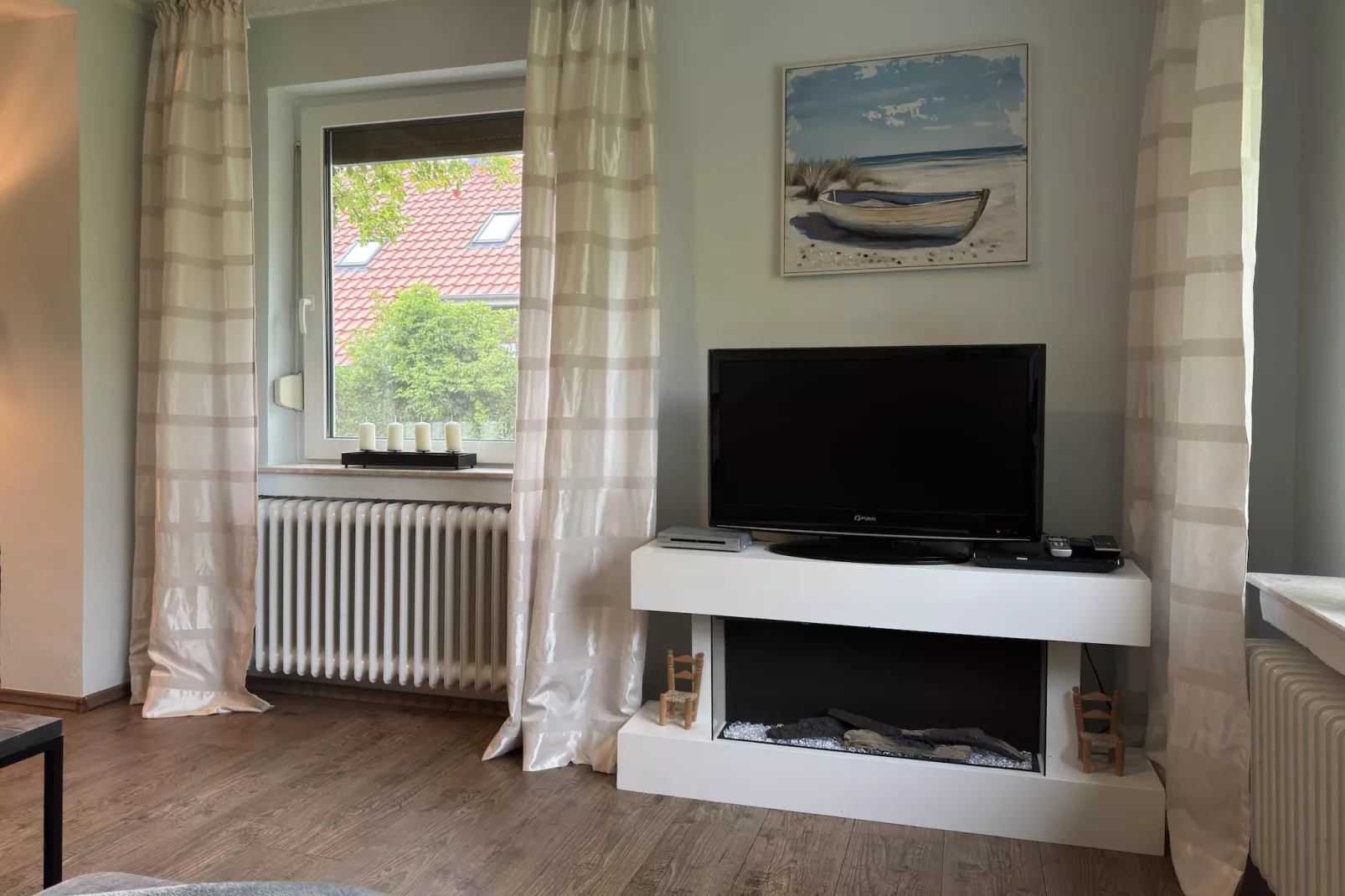 Ferienhaus mit großem Grundstück in Friederikensiel-Woonkamer
