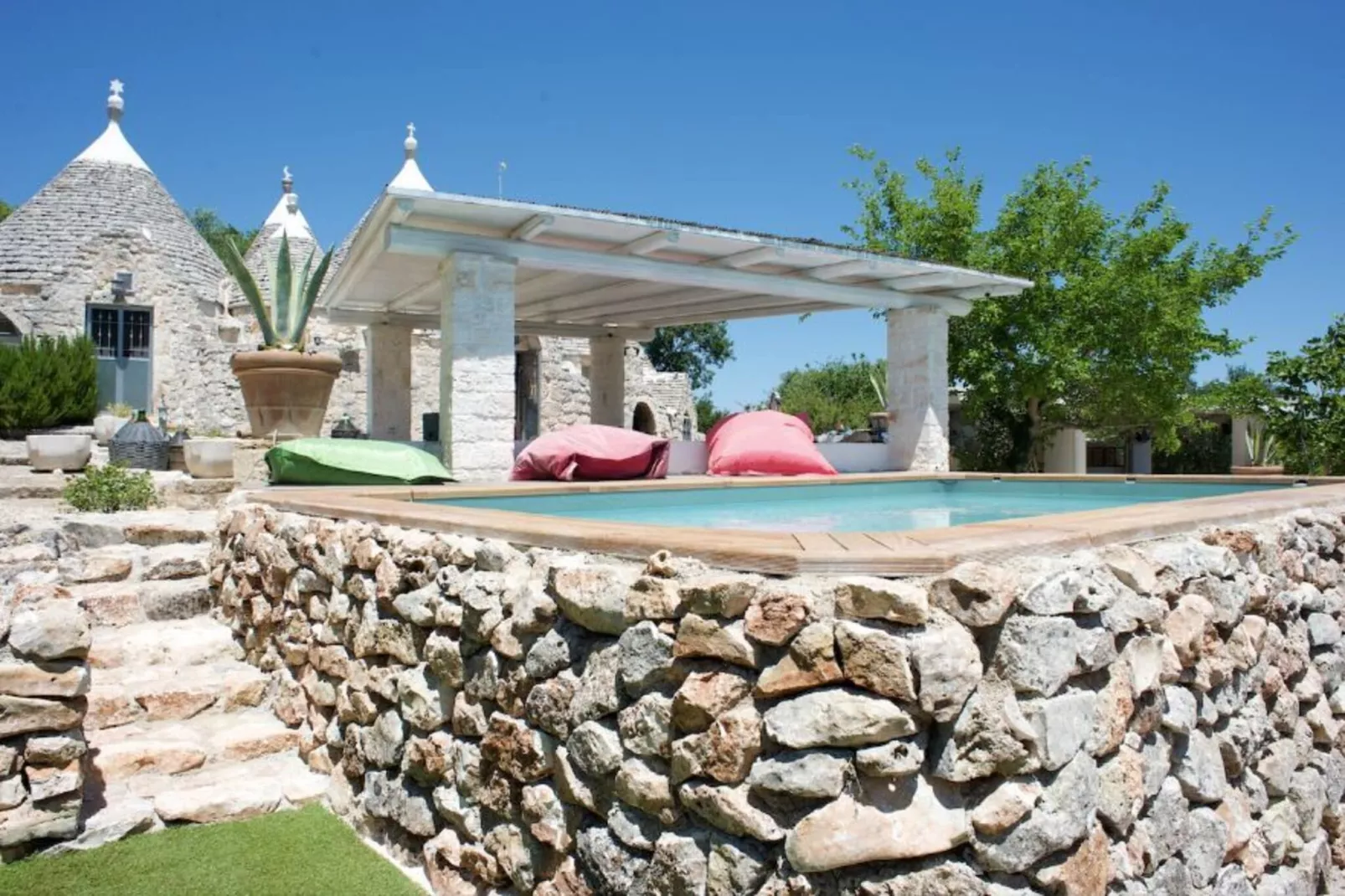 Tenuta Bianca Ostuni-Buitenkant zomer