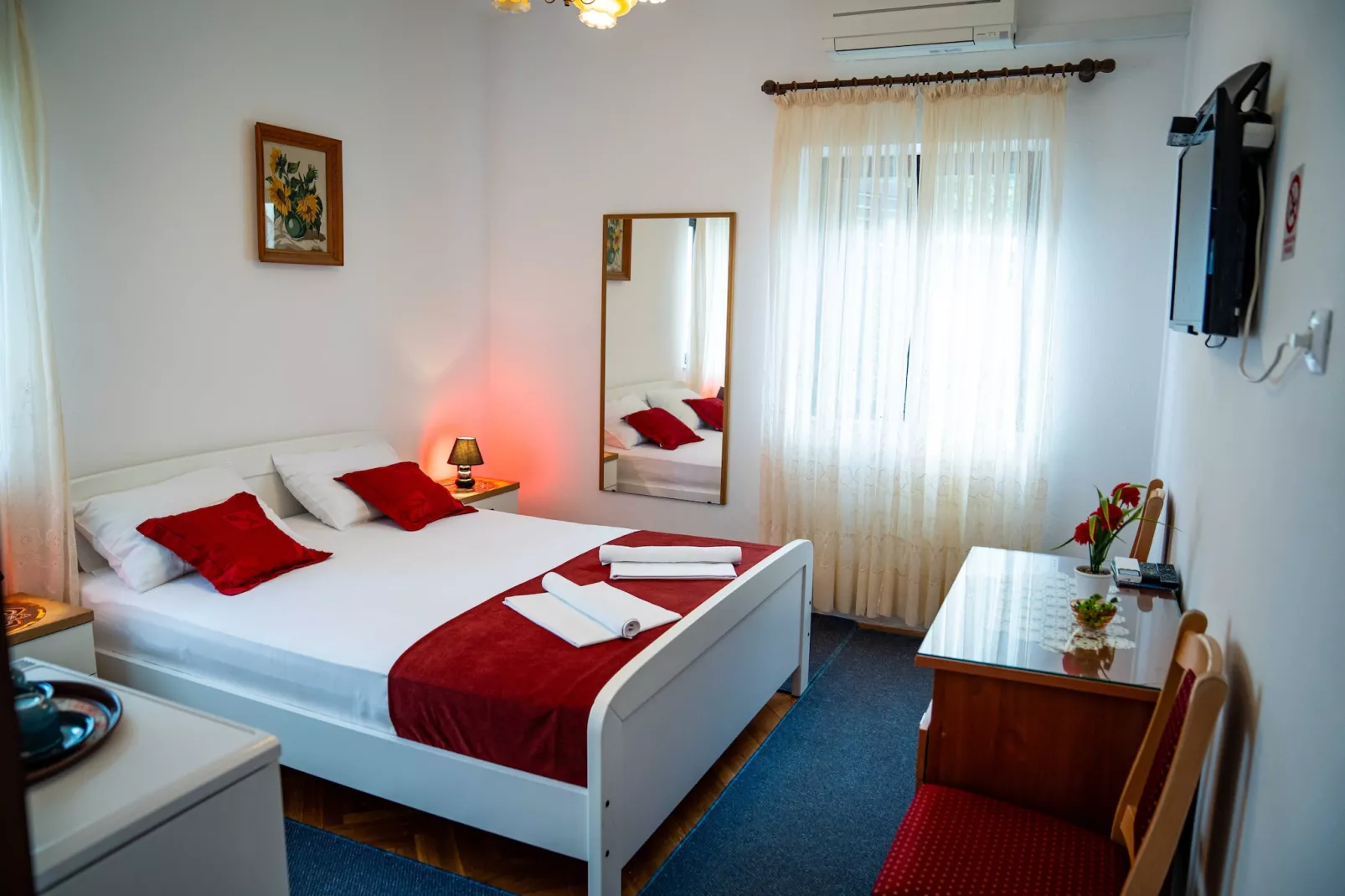 Guest House Cesic - Double Room No8-Slaapkamer