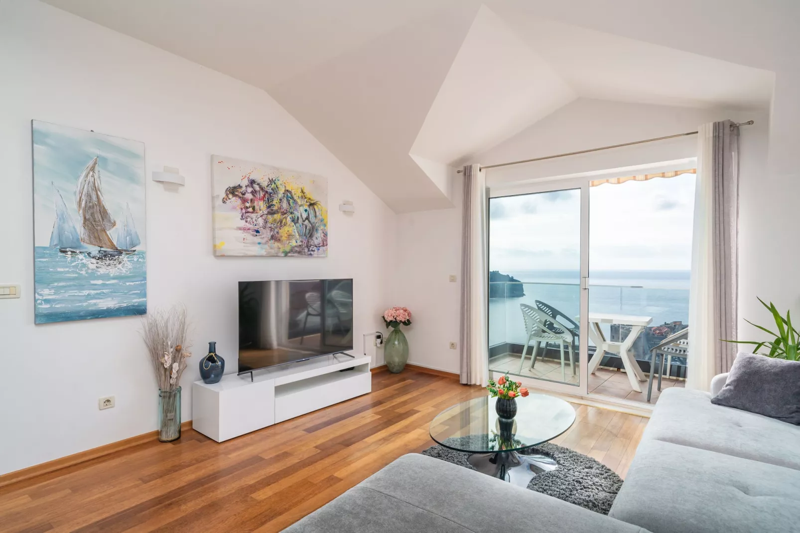 Apartments Isabora - Comfort Three-Bedroom Apartment with Balcony and Sea View (Second Floor)-Binnen