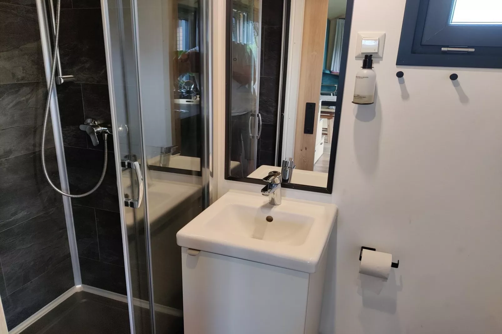 Tiny house voor 2  2 personen-Badkamer