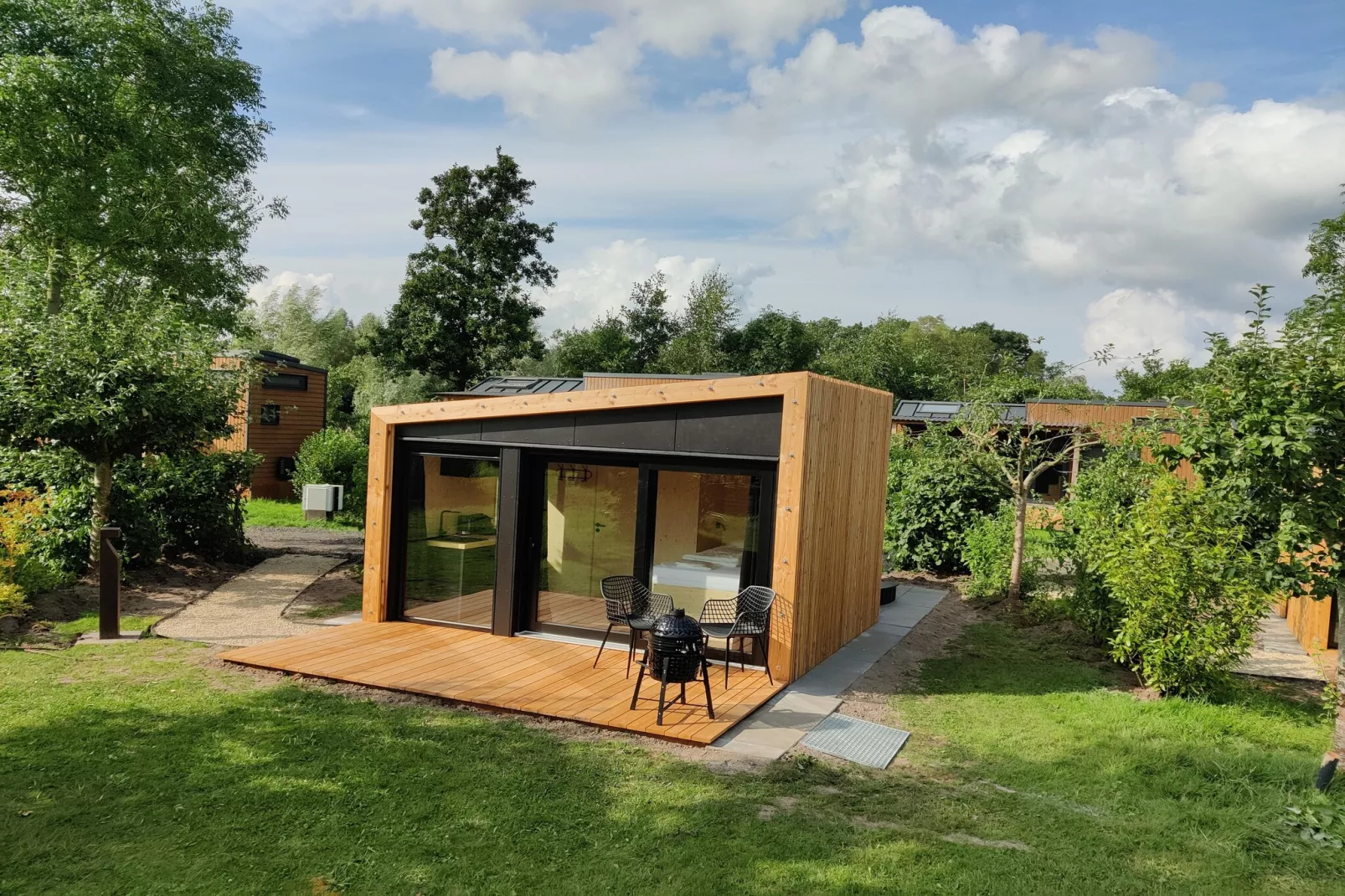 Wetland Cabin 2 persoons (op Boetiekpark de Kas, Scherpenzeel, Friesland)-Uitzicht zomer