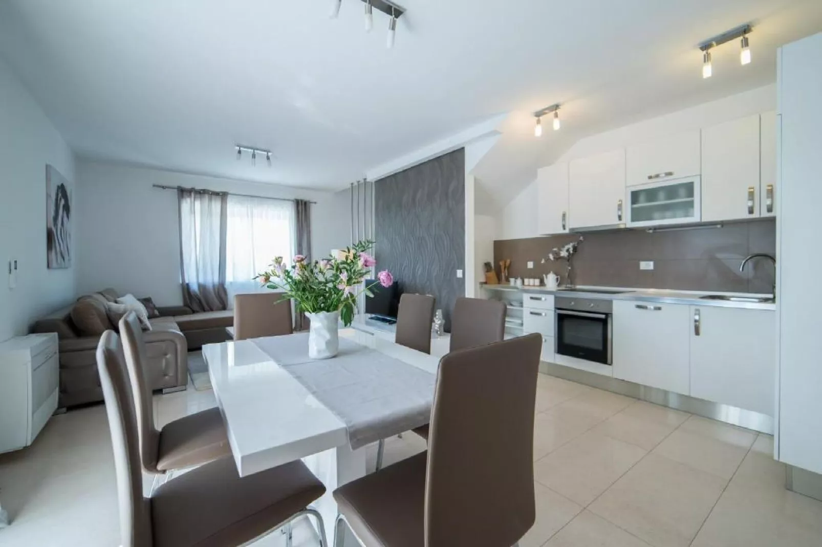 Villa Anita - Five Bedroom Villa with Swimming pool-Eetkamer