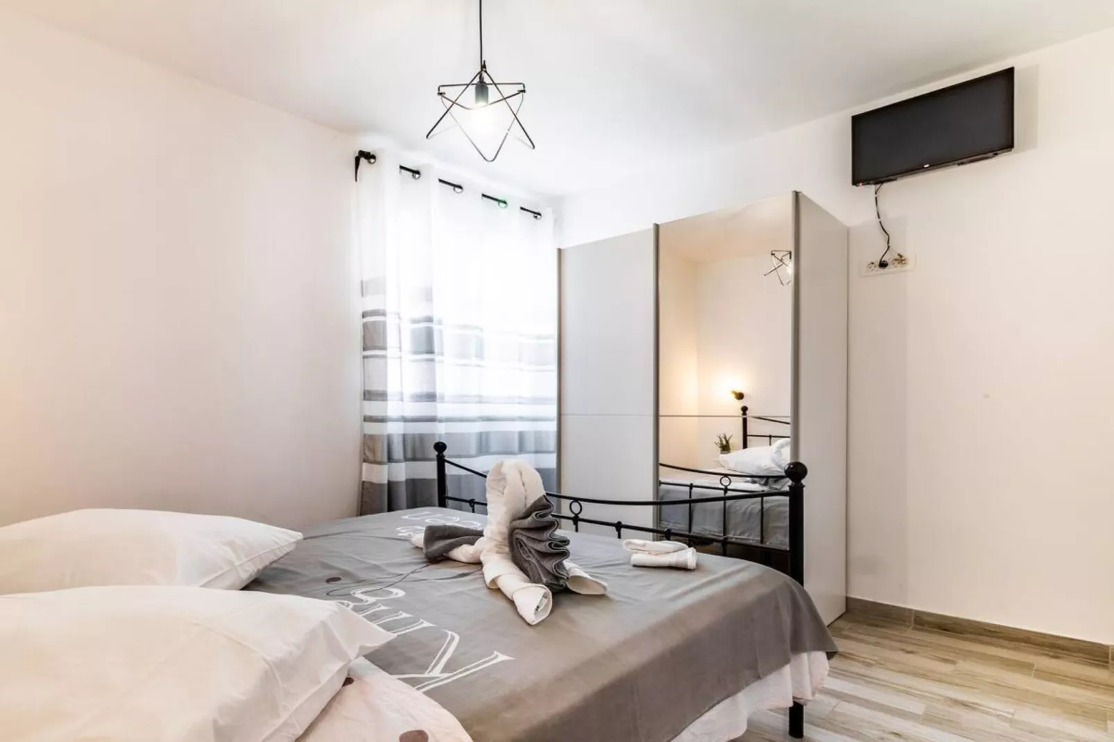Holiday Home Sunny Side - Six Bedroom Holiday Home-Slaapkamer