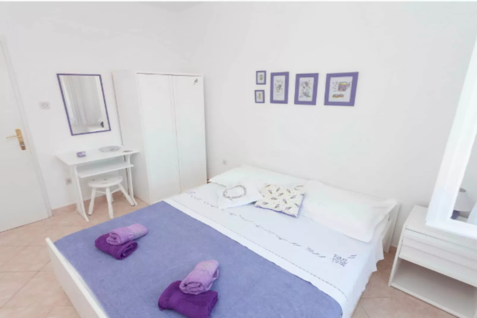 Apartments Lily - Three Bedroom Apartment with Terrace and Sea View-Slaapkamer