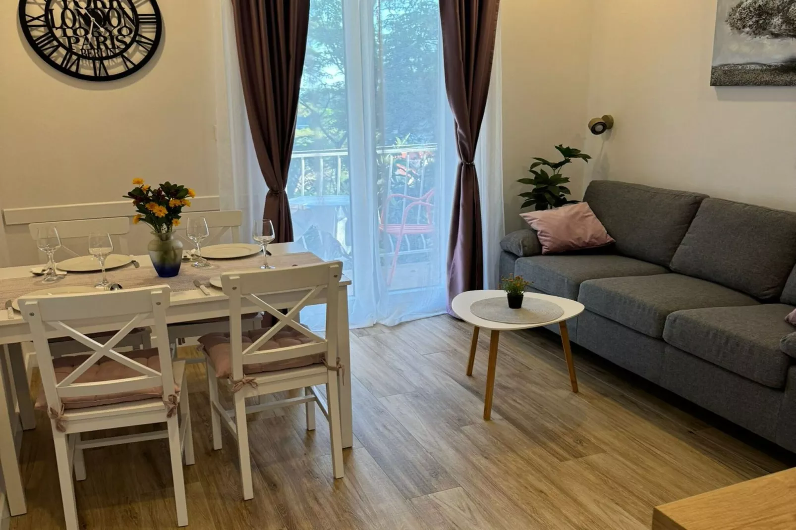 Apartment & Rooms Papa - Two Bedroom Apartment with Balcony and Partial Sea View-Eetkamer