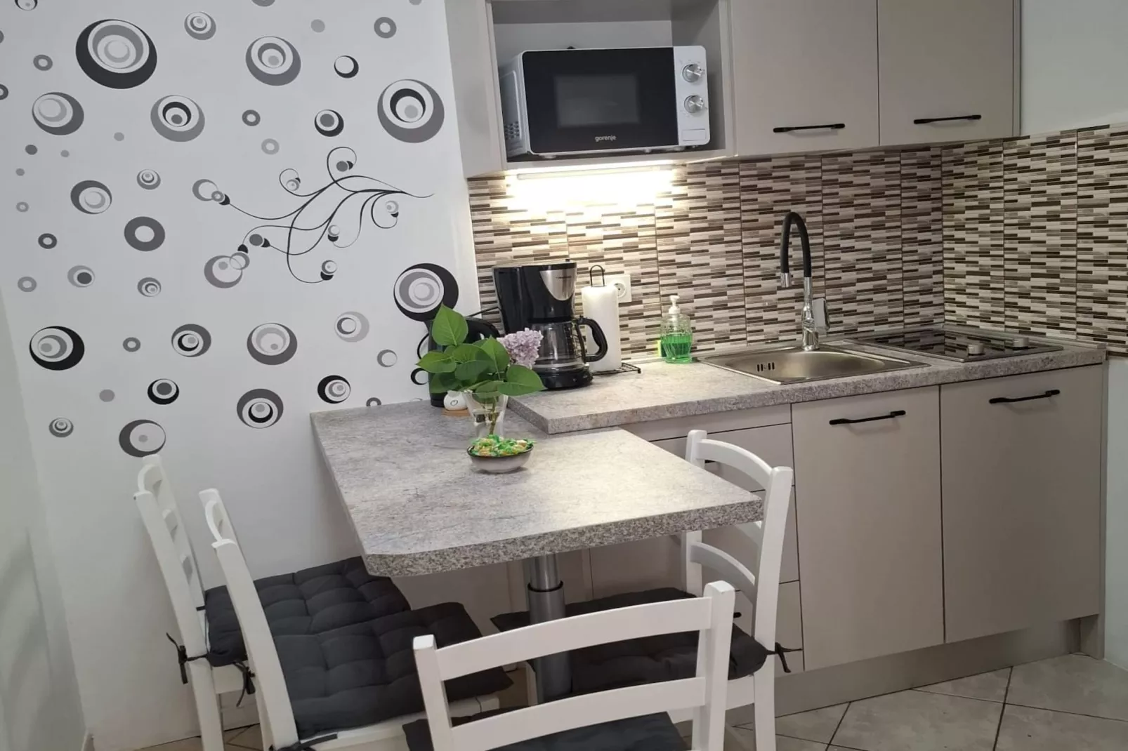 Apartments Luka & Leona - Two Bedroom Apartment with Balcony Luka-Eetkamer