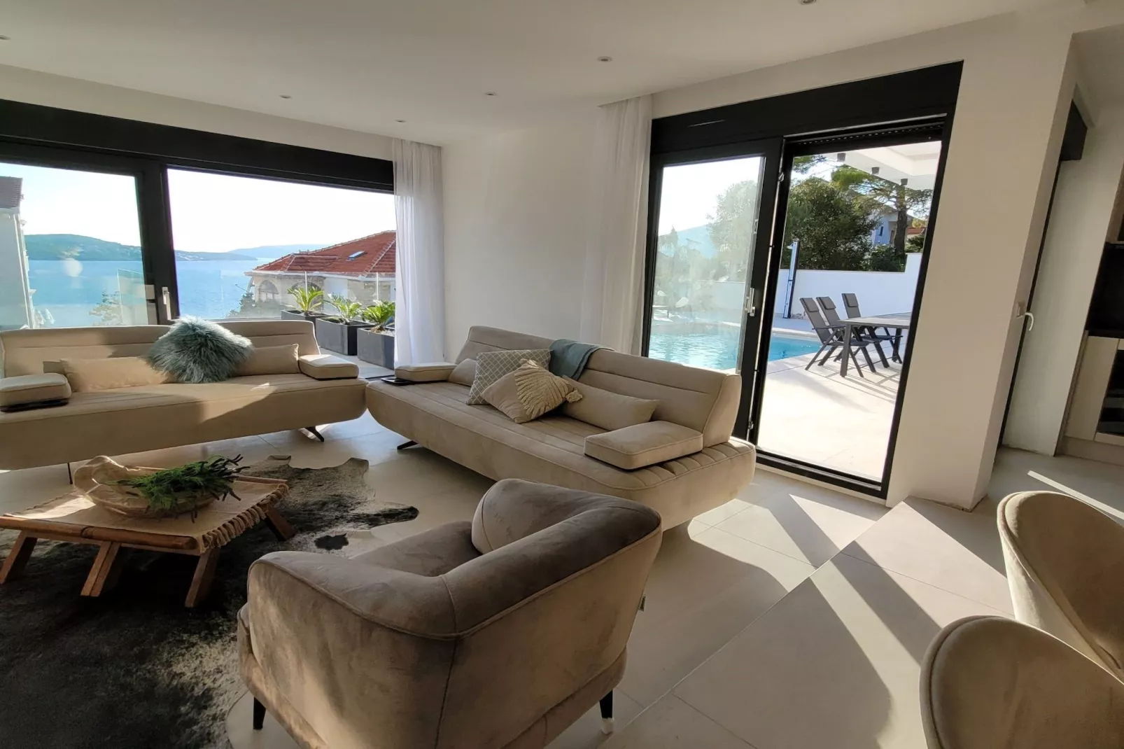 Villa Oasis - Five Bedroom Villa with Private Pool-Woonkamer