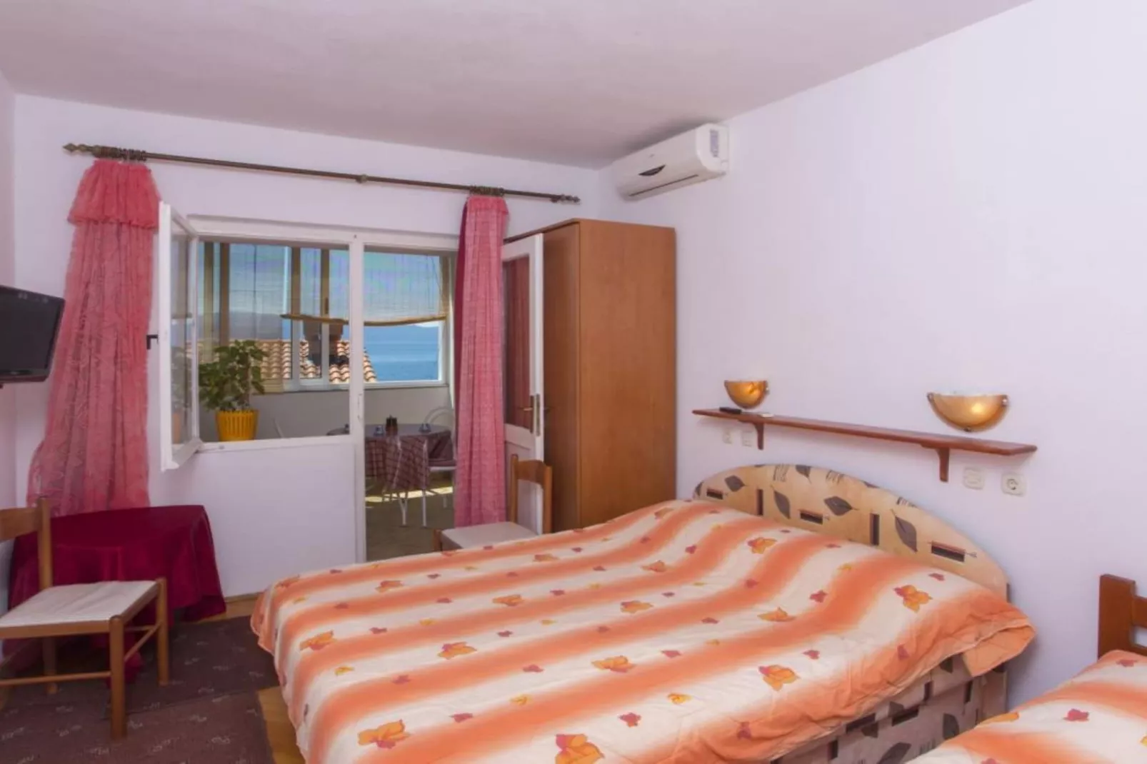 Triple Room with Private Balcony (A3)-Slaapkamer