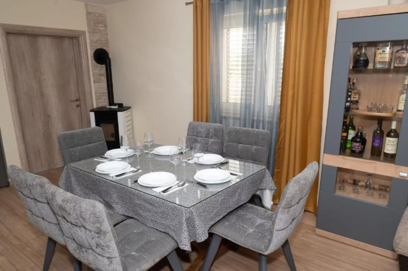 Five Bedroom Villa With Pool-Eetkamer