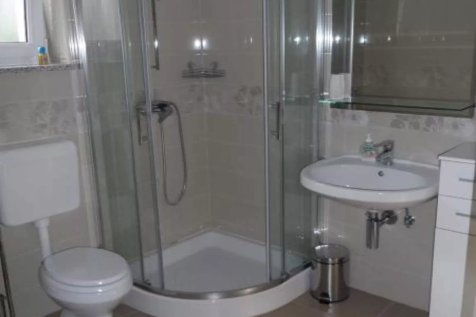 Cozy One Bedroom Apartment with Terrace - One Bedroom Apartment-Badkamer